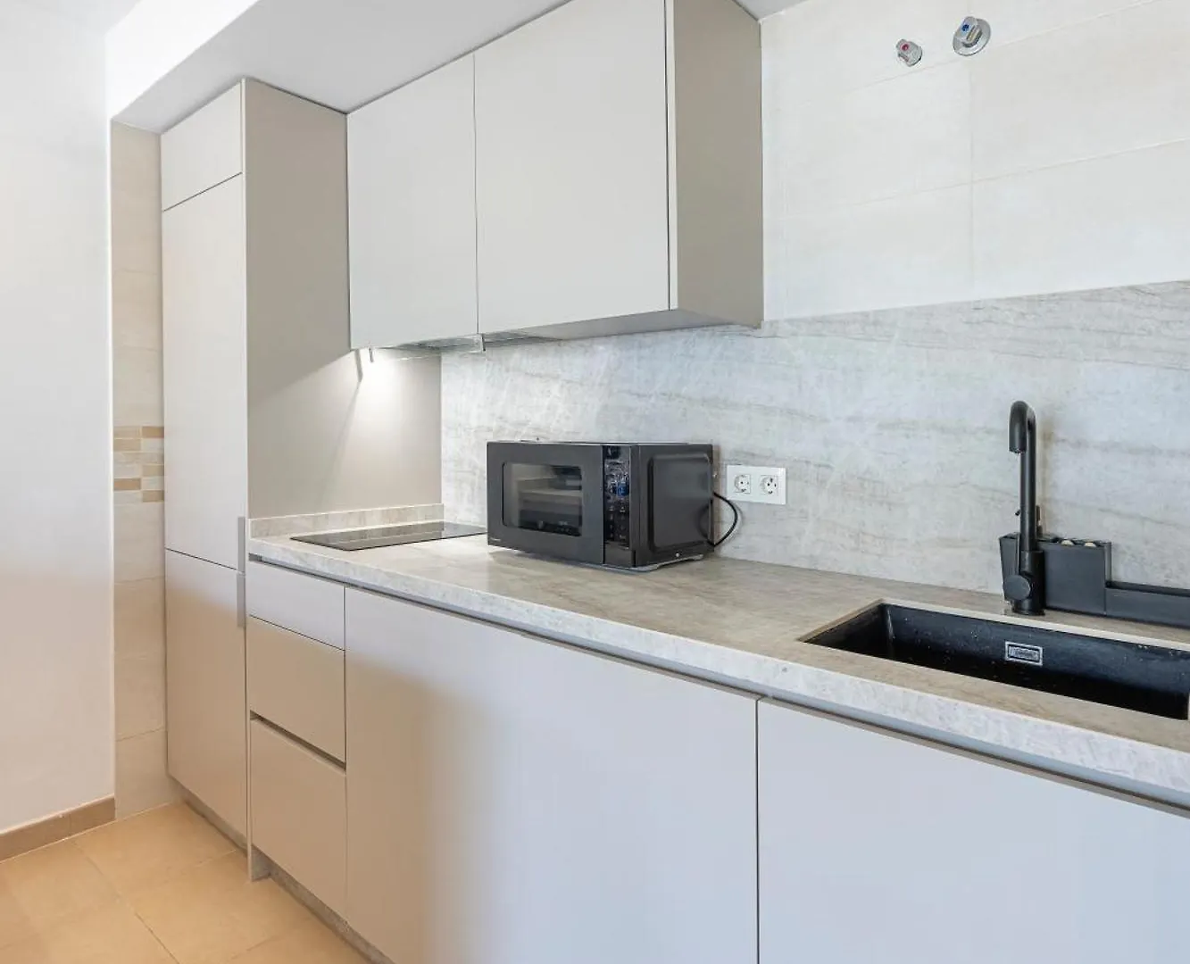 Cozy 1 Bedroom Apartment With 2 Pools & Tennis Court 마르베야 0*,