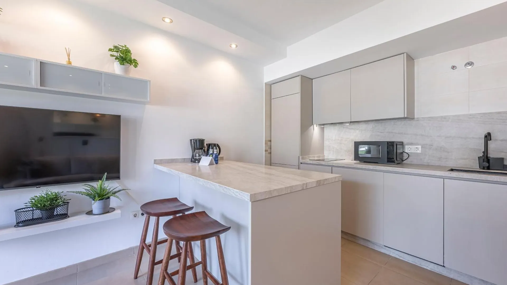 Cozy 1 Bedroom Apartment With 2 Pools & Tennis Court 마르베야