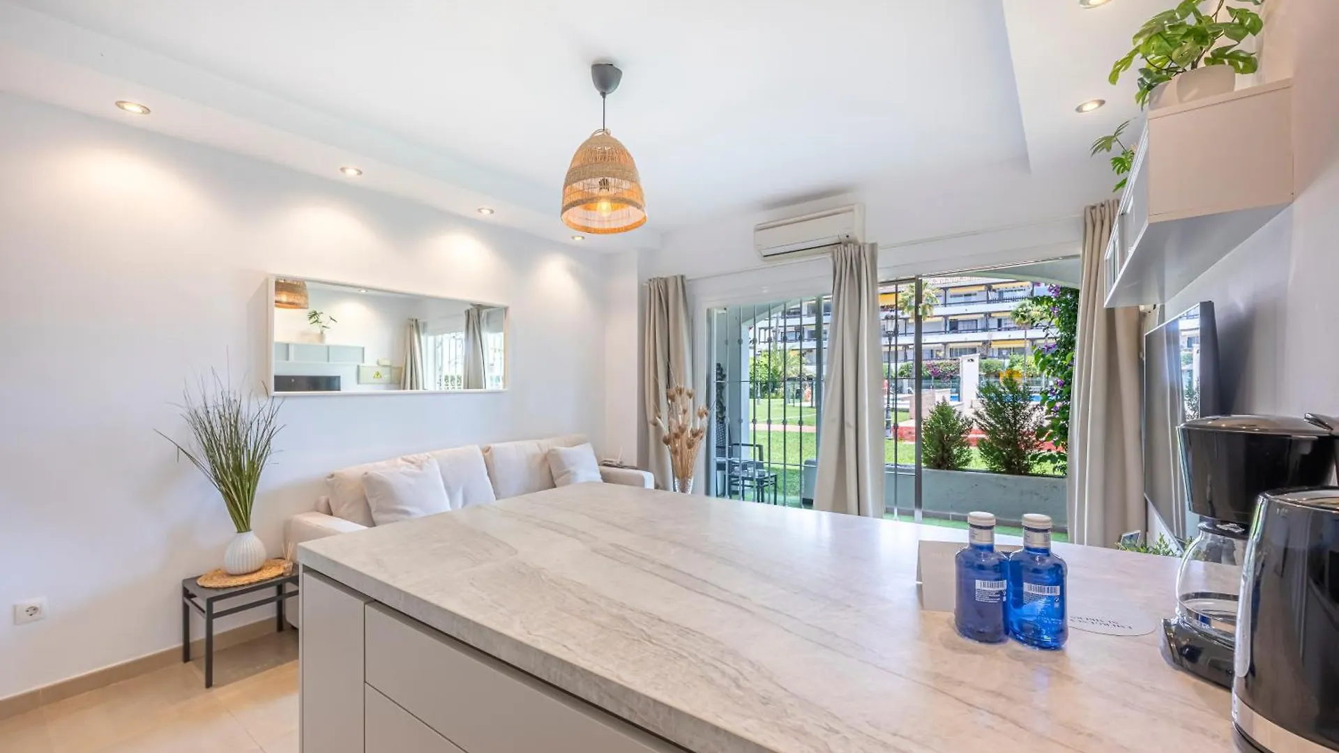 Cozy 1 Bedroom Apartment With 2 Pools & Tennis Court 마르베야