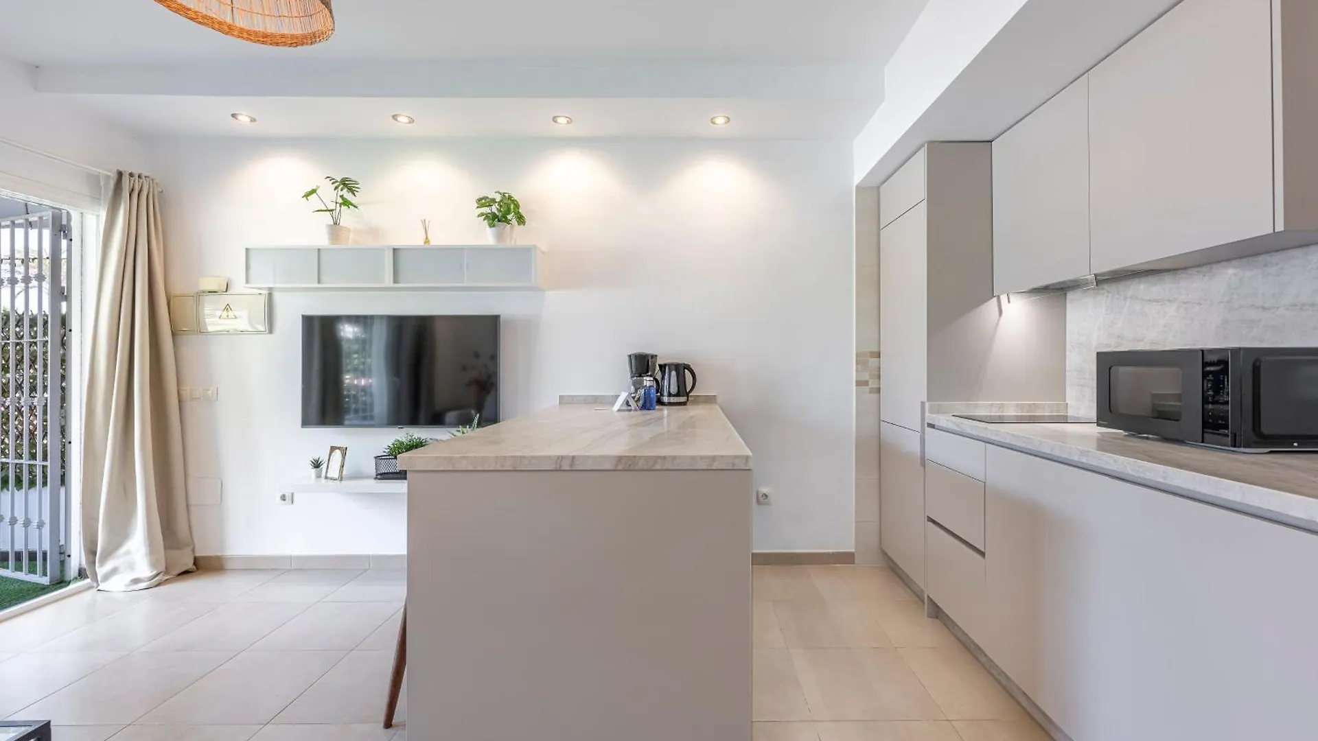 Cozy 1 Bedroom Apartment With 2 Pools & Tennis Court 마르베야 스페인